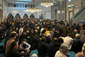 Büyükşehir Belediye Başkanı König, DİTİB Camii’ni ziyaret etti ve cemaatle bayramlaştı