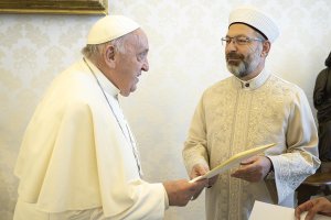 Diyanet İşleri Başkanı Erbaş, Vatikan’da Papa Fransuva ile görüştü
